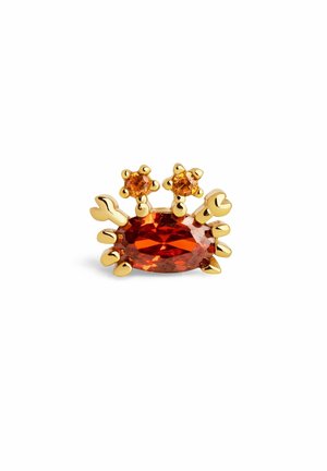 Pin en forma de cangrejo de oro con una gran gema roja y dos gemas naranjas más pequeñas como ojos, con garras detalladas y un acabado pulido.