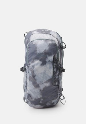 Grau und schwarzer Rucksack mit einem wolkenartigen Muster, ausgestattet mit verstellbaren Riemen, Seitentaschen und einem oberen Aufhängeloop. Strapazierfähiger Stoff.
