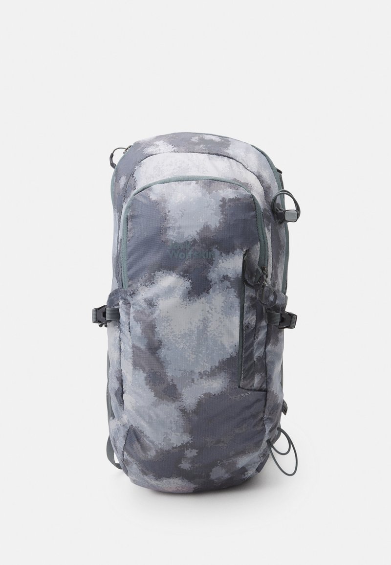 Mochila gris y negra con un patrón similar a nubes, que presenta correas ajustables, bolsillos laterales y un bucle superior para colgar. Tela duradera.