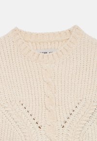 Maglione lavorato a maglia color crema con un design a trecce, caratterizzato da un colletto rotondo a coste e un motivo testurizzato su tutta la stoffa.