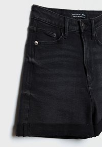 Shorts en denim noir à taille super haute, avec un ourlet replié, cinq poches et un détail en bouton argenté à la taille. Texture lisse.