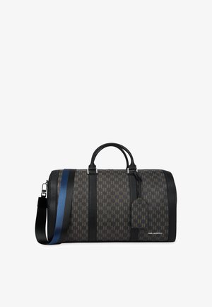 Czarna skórzana torba podróżna z brązowym wzorem w szachownicę, niebieskim paskiem, podwójnymi uchwytami, regulowanym paskiem i metką bagażową. Logo z boku.
