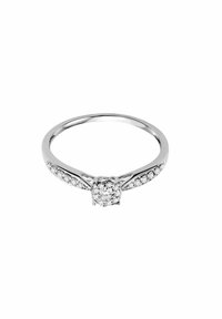Biely zlatý prsteň so stredovým okrúhlym sústredením diamantov obklopeným menšími diamantovými akcentmi pozdĺž prsteňa. Hladký, lesklý povrch.