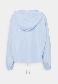 Vaaleansininen, cropped-tyylinen tuulitakki, jossa on huppu, elastiset hihat, kiristettävä helma ja sileä, kiiltävä kangas. Takakatsaus.