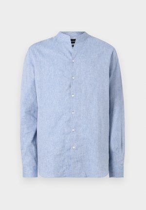 Camisa de botones azul claro con cuello banda, que presenta un patrón sutil, mangas largas y botones blancos. Fabricada con una tela suave.