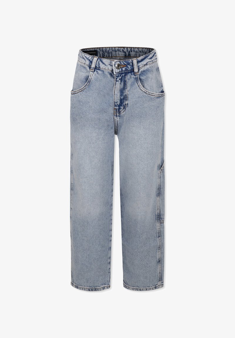 Lichtblauwe denim jeans met een ontspannen pasvorm, voorzien van een knoopsluiting, vijf zakken en zichtbare stikseldetails.