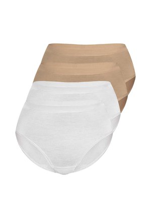 Frau trägt beige Tanktop und passende Unterwäsche, hält den Saum des Tops und schaut leicht seitlich auf einem einfarbigen Hintergrund.