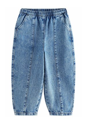 Pantalones de mezclilla azul claro con cintura elástica, cuatro bolsillos, un corte relajado y detalles de costura visibles a lo largo de las costuras.