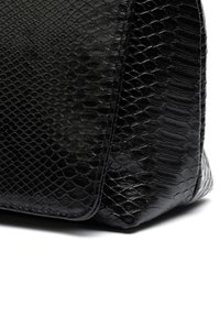 Czarna torebka o fakturze przypominającej skórę węża, zaokrąglone narożniki i błyszczące wykończenie. Gładkie szwy i brak widocznych elementów metalowych.