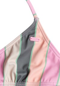 Top de bikini colorido con rayas verticales en rosa, gris y verde, con una etiqueta de logo de Roxy. Hecho de un material suave y elástico.
