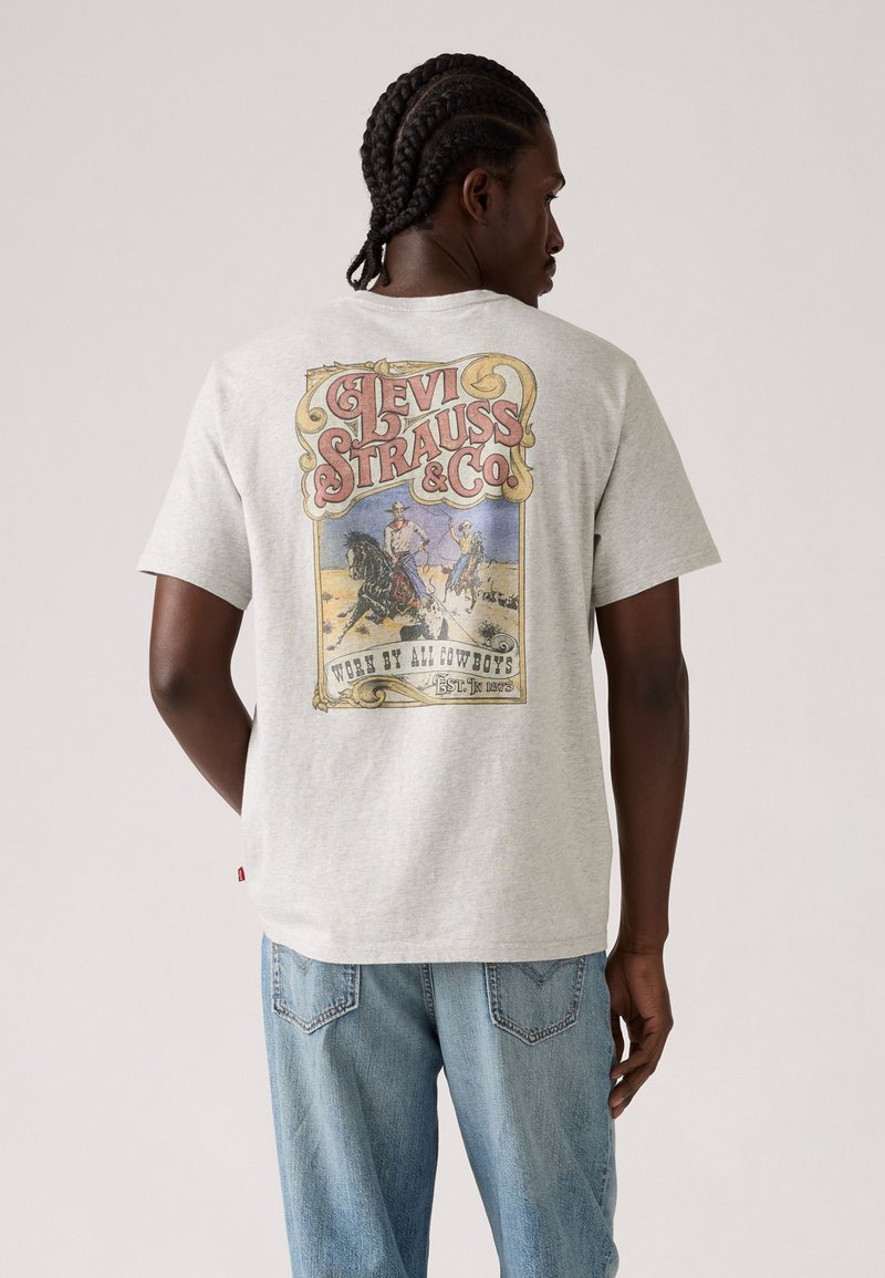 Camiseta cinza de manga curta com um gráfico vintage colorido da Levi Strauss & Co. nas costas, com um clássico decote redondo e um ajuste descontraído.