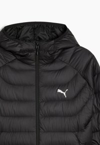 Zwarte gevoerde jas met een capuchon, vooraan met rits en een wit Puma-logo op de borst. Gestructureerde stof met een gewatteerd patroon.