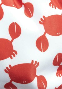 Motivo di granchio rosso su tessuto bianco, con granchi di diverse dimensioni e orientamenti, dotati di chele e antenne ben definiti, realizzati con una texture liscia.