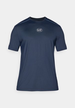 Jūras spēku īslietotā T-krekls, izgatavots no elpojoša auduma. Tam ir apaļš kakla izgriezums un neliels logo uz krūtīm. Gluda tekstūra, ikdienišķs piegriezums.