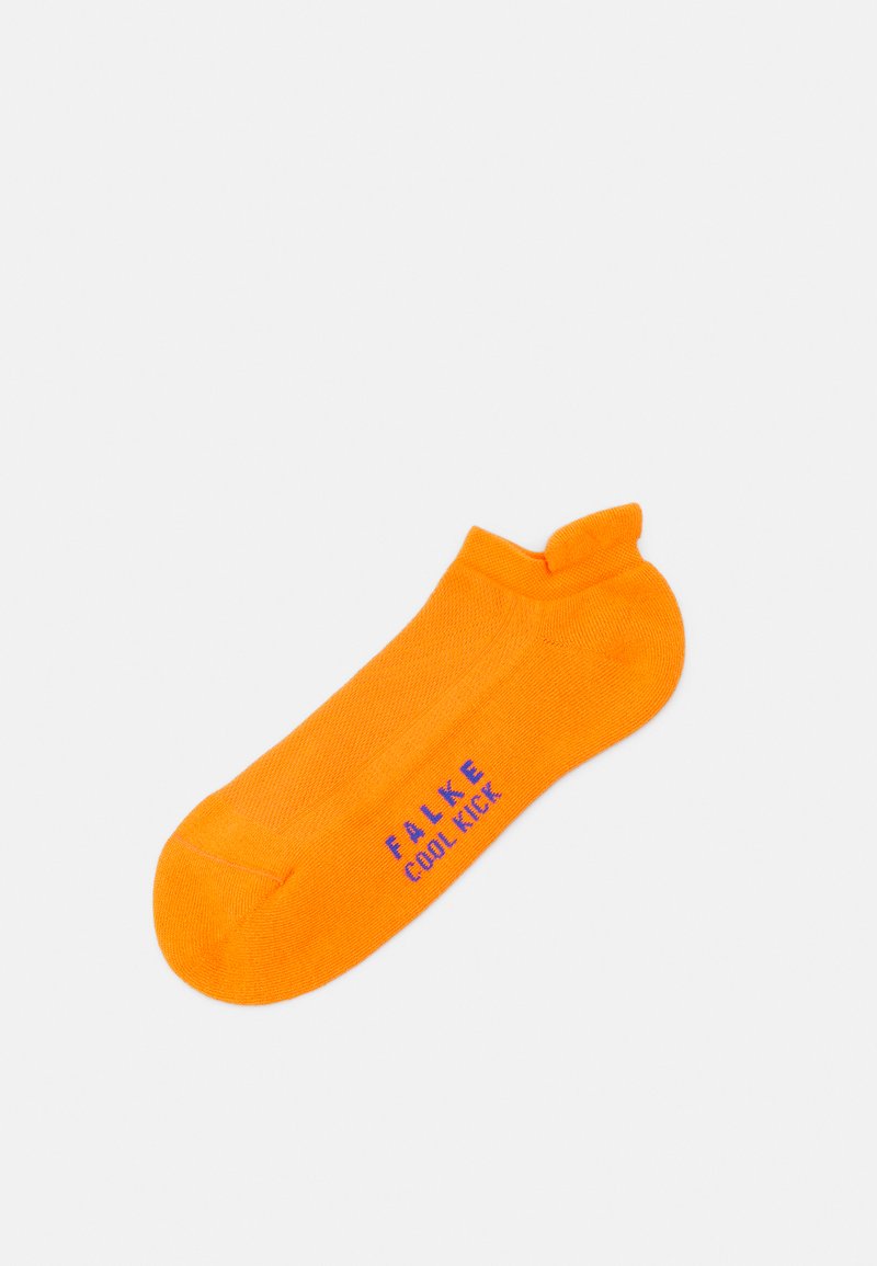 Calcetín de algodón naranja hasta el tobillo con puño acanalado, que presenta el texto "FALKE COOL KICK" en azul contrastante en un lado.