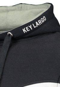 Sudadera negra con panel blanco contrastante, con capucha ajustable con cordones y bordado "Key Largo" en blanco en el cuello. Textura de tela suave.