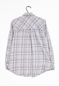 Camicia a quadri, grigia e bianca, con colletto button-down, orlo sfrangiato, dettaglio della piega posteriore e maniche lunghe con accenti di bottoni.