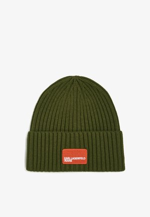Căciulă tricotată ribbed de culoare verde măslină cu tiv pliat și un patch de logo portocaliu cu textul "KARL LAGERFELD JEANS." Textură moale, se potrivește strâns.