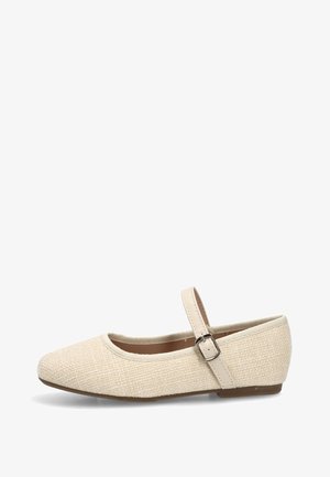 Zapato plano beige texturizado con punta redonda y correa ajustable asegurada por hebilla plateada sobre fondo blanco.