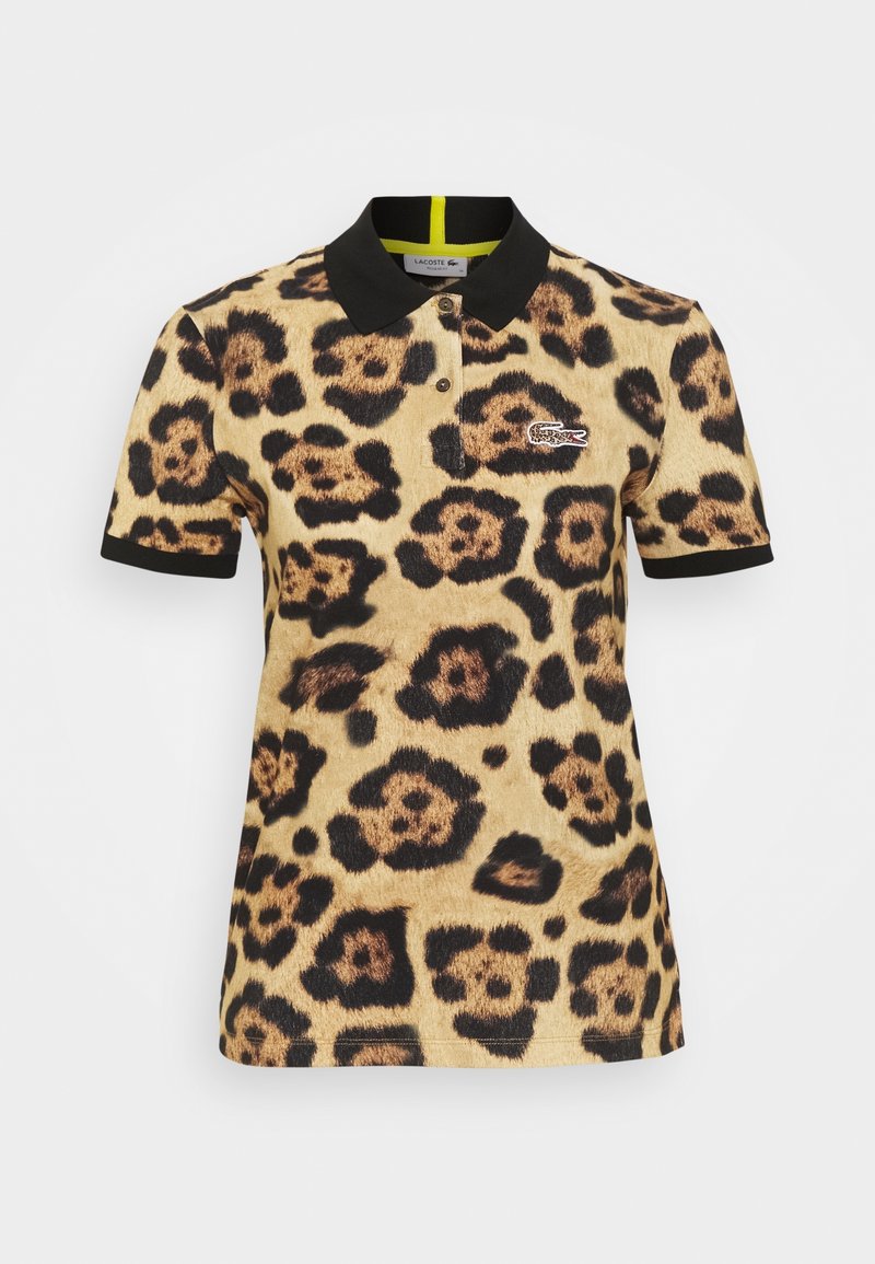 Polo à manches courtes avec col noir, motif léopard et petit logo brodé sur la poitrine.