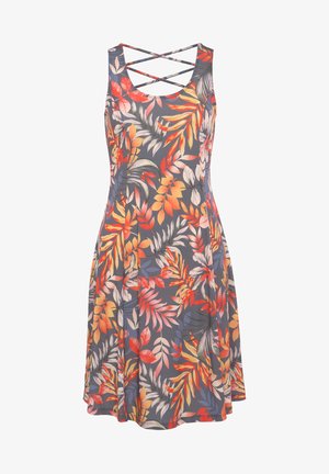 Robe fleurie avec une base gris foncé, ornée de motifs de feuilles orange et rouges. Modèle sans manches avec des bretelles croisées dans le dos.