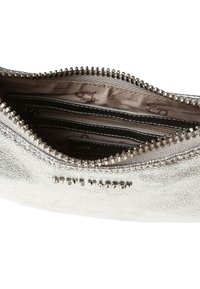 Zilveren metallic clutch met een ritssluiting, een soepele textuur en branding aan de binnenkant. Heeft interieurcompartimenten en een logo-borduursel.