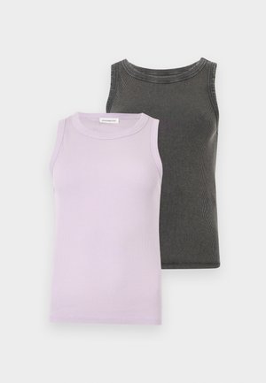 Deux débardeurs côtelés sans manches, un rose clair à l'avant et un gris foncé à l'arrière, présentés sur un fond blanc.