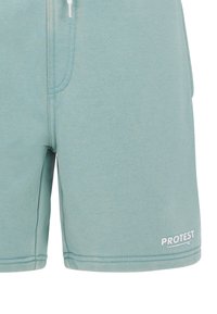 Lichtblauwe shorts van zacht materiaal, met een aansluitend ontwerp, zijzakken en een wit "PROTEST" logo op de zoom.