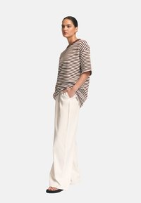 ST MRLO VACATION - Apdrukāts T-krekls - chocolate stripe