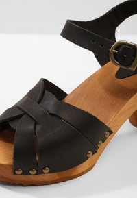 Sanita Drewniaki i Chodaki