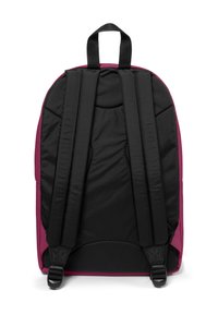 Czarny i magentowy plecak z regulowanymi, wyściełanymi szelkami oraz uchwytem u góry. Posiada gładki materiał i wzmocnione szwy.