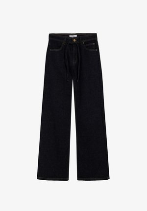 Pantalones de mezclilla de pierna ancha en azul oscuro. Presentan una cintura con lazo, costuras amarillas y dos bolsillos frontales. Hechos de una mezcla resistente de algodón.