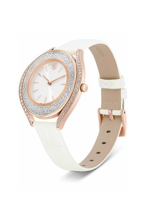 Elegante Armbanduhr in Roségold mit weißem Lederarmband, weißem Zifferblatt und funkelnden Kristallakzenten auf Lünette und Bandanstößen.