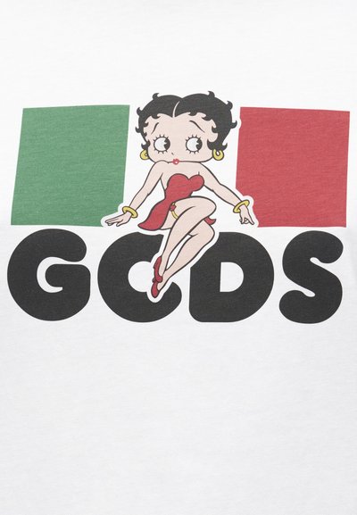 Η Μπέτι Μπουπ με κόκκινο φόρεμα κάθεται πάνω σε μαύρα γράμματα "GCDS", με πράσινα και κόκκινα ορθογώνια που θυμίζουν την ιταλική σημαία πάνω σε λευκό φόντο.