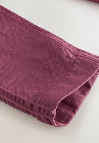 Burgundowa tkanina o teksturowanym, prążkowanym wzorze. Posiada obszycie z rolką i miękkie wykończenie. Lekka, odpowiednia do codziennego noszenia.