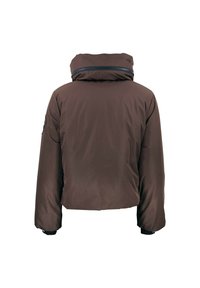 Doudoune brune avec un col haut, un col zippé et des poignets élastiques. Extérieur lisse et rembourré avec une silhouette courte.