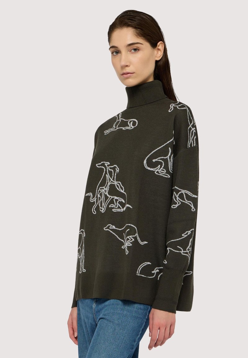 Kaki grön tröja med vita hundtryck, hög krage och lös passform. Mjuk stickad textur och något oversized design.