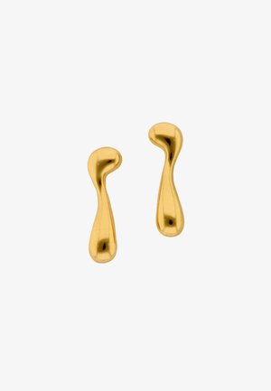 Set van gladde, gebogen oorbellen in goudkleur met onregelmatige abstracte vormen en glanzende, reflecterende oppervlakken tegen een witte achtergrond.