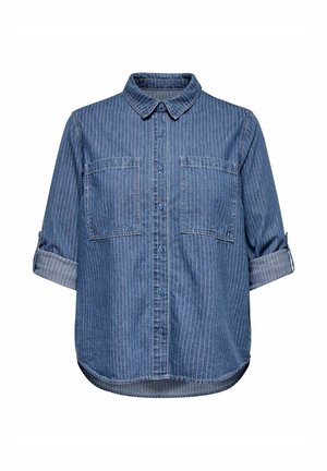 Chemise en denim bleu à boutons, avec fines rayures blanches verticales, deux poches poitrine et manches retroussées.