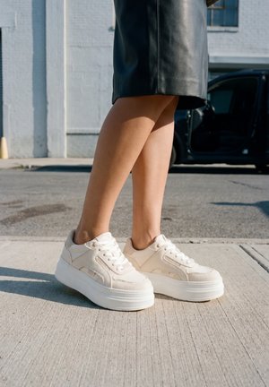 Buffalo, ZAPE - Baskets basses - cream