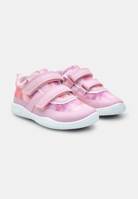 Sneakers sportivi rosa con una morbida parte superiore in sintetico caratterizzata da un motivo a gradiente, doppie cinghie in Velcro e una suola bianca in gomma testurizzata.