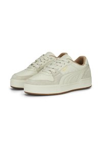 Puma sneakers med en övre del av beige läder och mocka, rund tå och snörningssystem, med en texturerad vit mellansula och gummiyttersula.