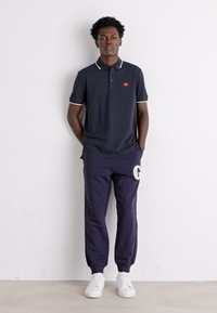 HUGO DERESINO - Pikeepaita - dark blue