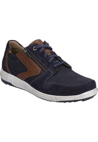 Zapatillas de ante en color marino con acentos de cuero marrón, cremallera lateral y suela de goma gris. Punta redondeada y cierre con cordones.
