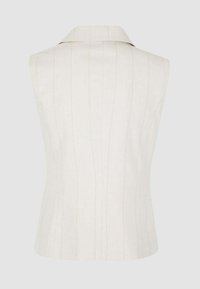 Gilet senza maniche in lino bianco con colletto a sciallata, caratterizzato da righe verticali e una vestibilità sartoriale. Texture liscia con un design minimalista.