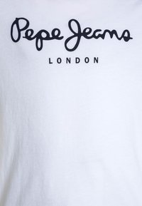 Biały bawełniany T-shirt z czarnym logo w stylu pisma „Pepe Jeans” oraz napisem „LONDON” poniżej. Gładka struktura, casualowy design, krótkie rękawy.