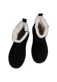 Juodi kulkšniniai batai su švelnia dirbtinės kailio pamušalu, zomšo išore, apvaliu pirštu ir kilpa apykaklėje, skirta lengvam apsiauti.