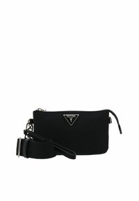 Sac poignet rectangulaire noir avec une large bandoulière amovible et un logo Guess argenté sur le devant, posé sur un fond blanc.