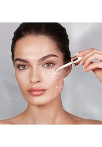 Charlotte Tilbury MAGIC AURA SERUM - TRAVEL SIZE - Serum - -