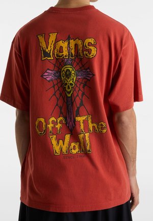 Czerwona koszulka Vans z dużym żółtym tekstem "Vans Off The Wall" oraz grafiką fioletowego krzyża, żółtej czaszki z pająkiem i czarnej pajęczyny na plecach.